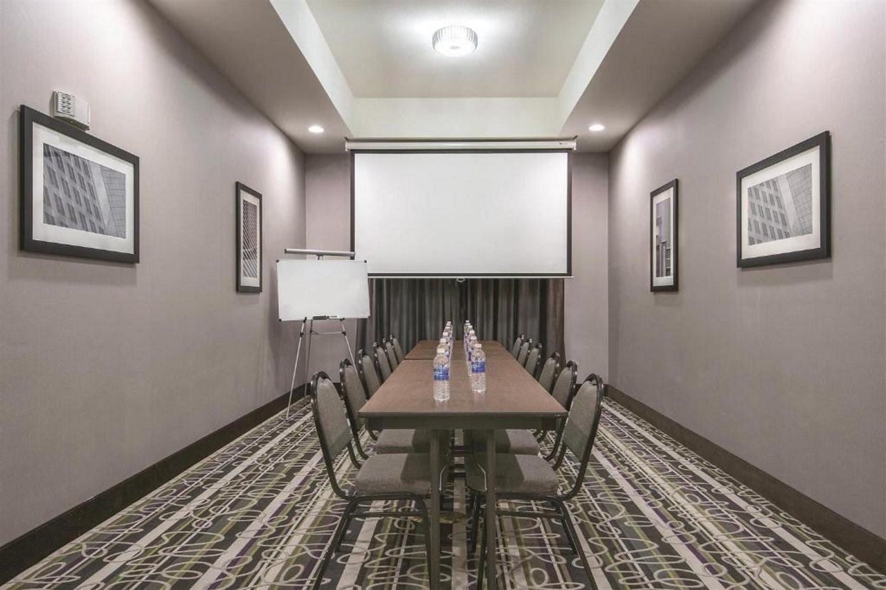 La Quinta Inn & Suites By Wyndham Lv Tropicana Stadium Las Vegas Extérieur photo