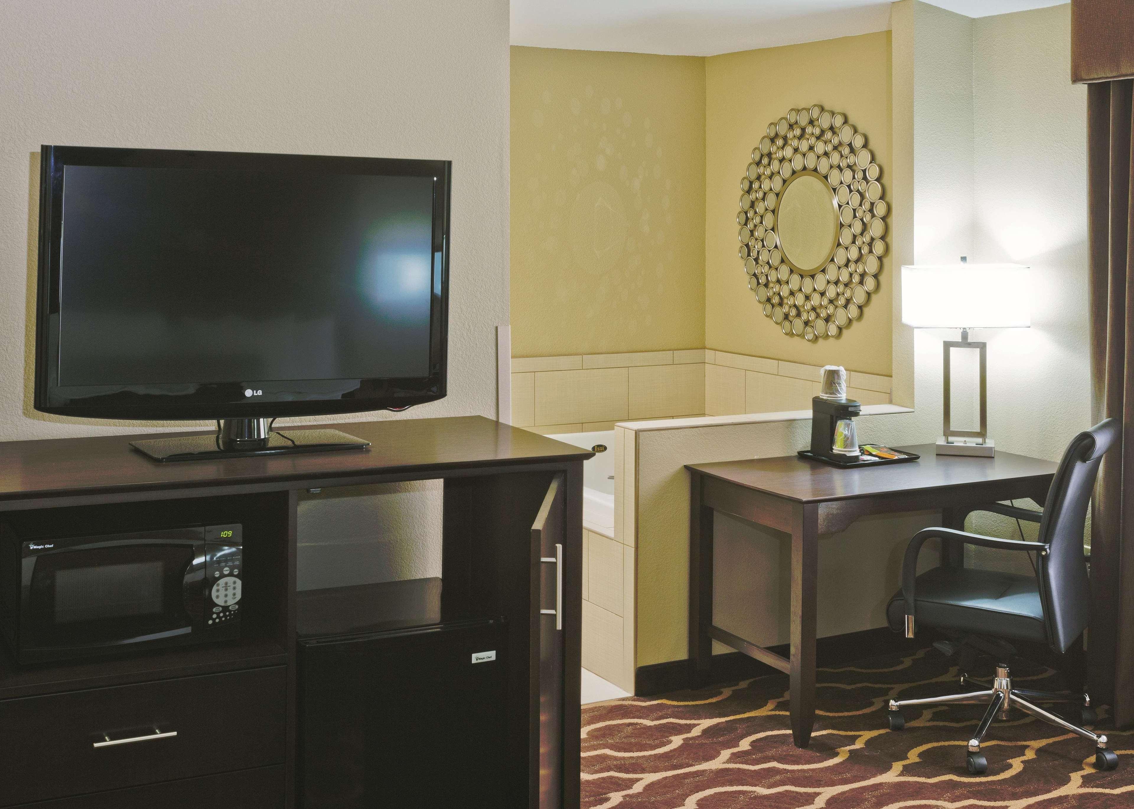 La Quinta Inn & Suites By Wyndham Lv Tropicana Stadium Las Vegas Extérieur photo