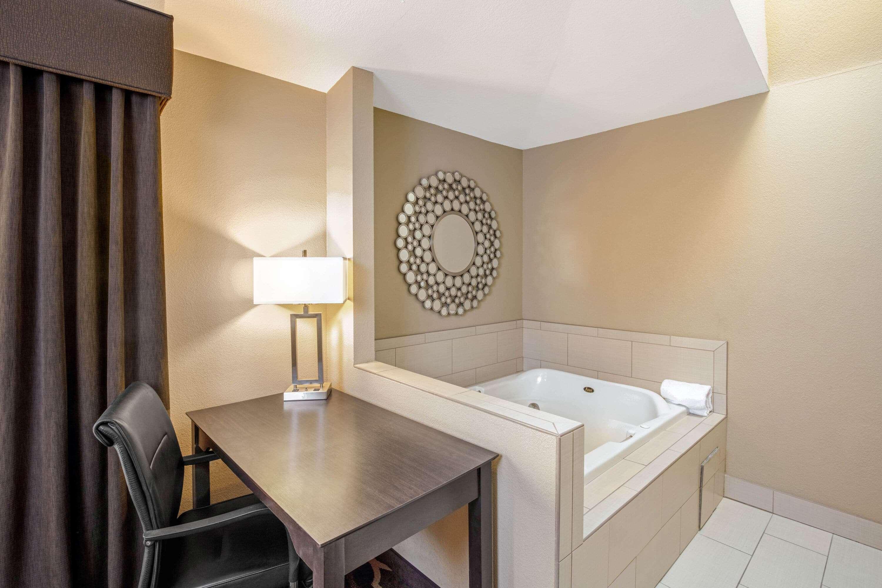 La Quinta Inn & Suites By Wyndham Lv Tropicana Stadium Las Vegas Extérieur photo