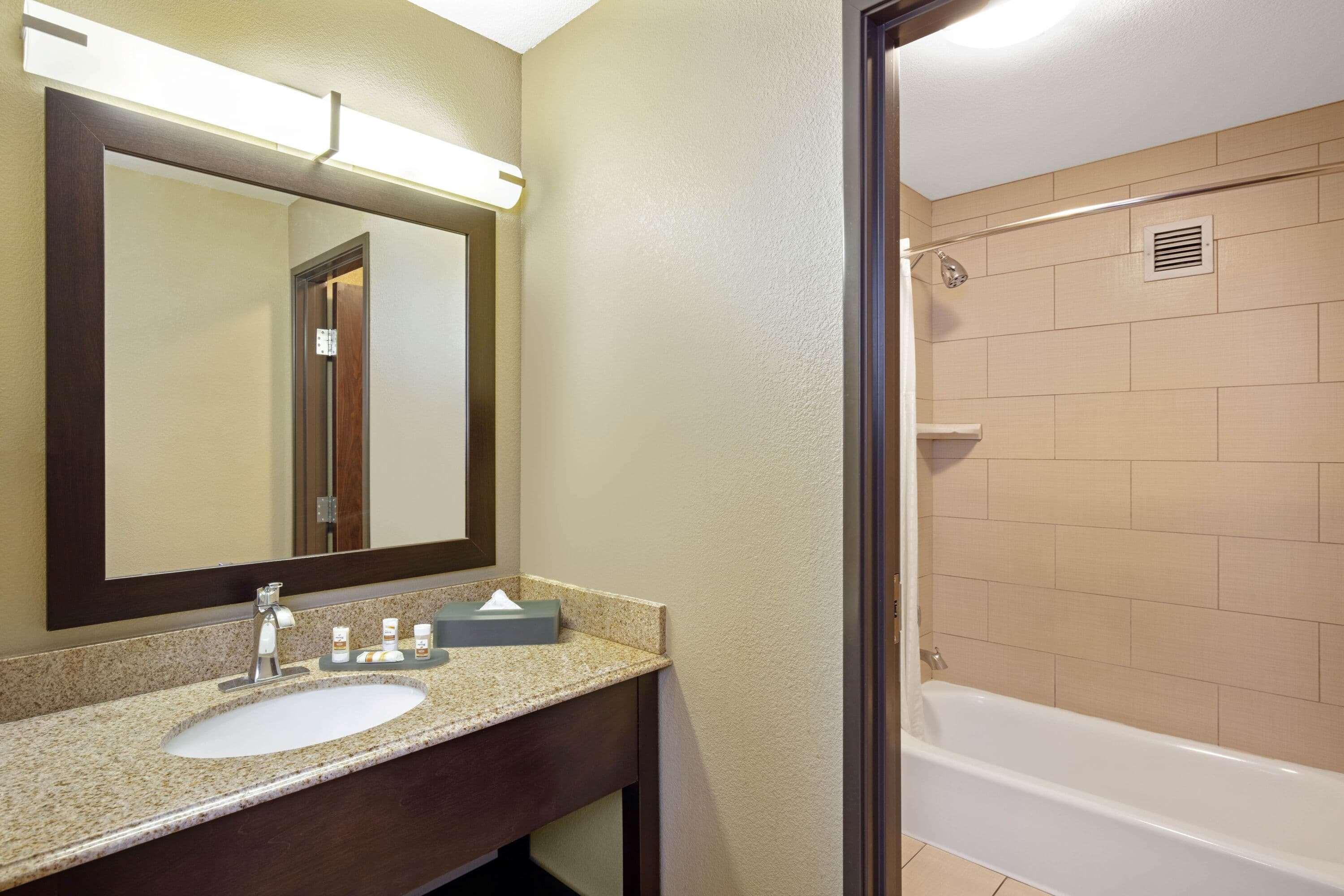 La Quinta Inn & Suites By Wyndham Lv Tropicana Stadium Las Vegas Extérieur photo