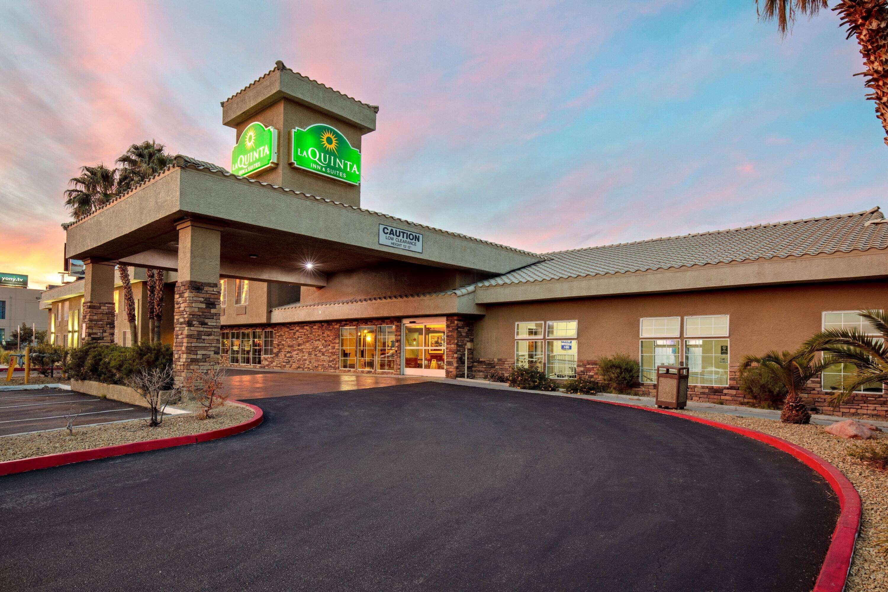 La Quinta Inn & Suites By Wyndham Lv Tropicana Stadium Las Vegas Extérieur photo
